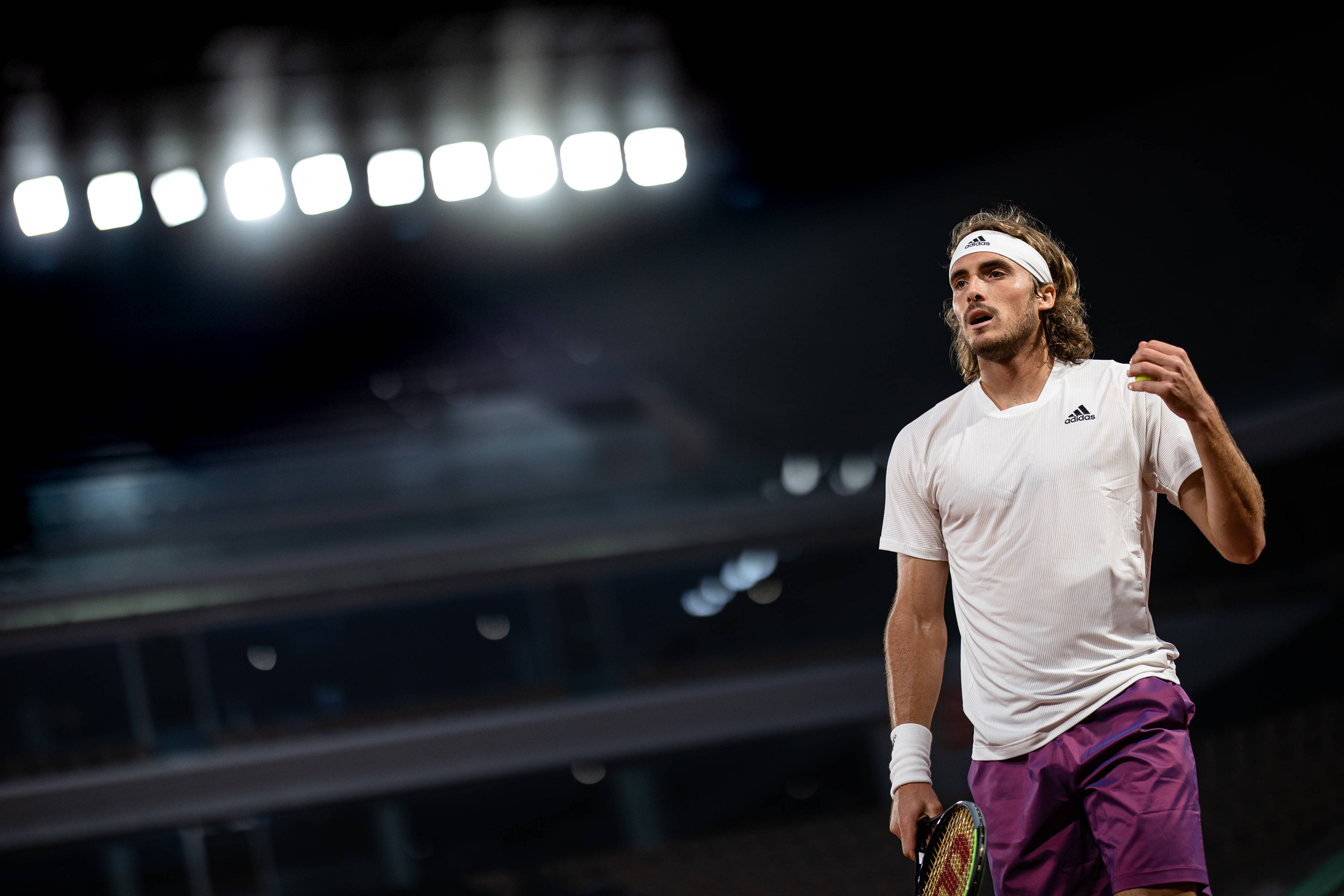 世界网球队轻取日本网球队，西西帕斯完成帽子戏法