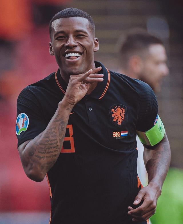 荷兰传奇球员在退役仪式展现风采