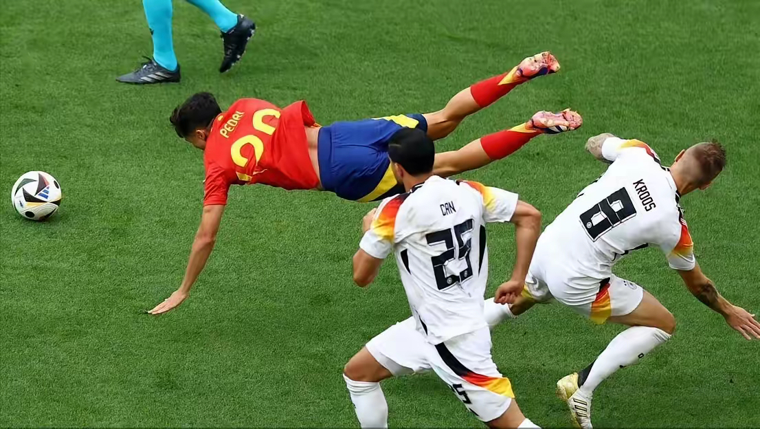 那不勒斯横扫比利时，穆勒扛起全队