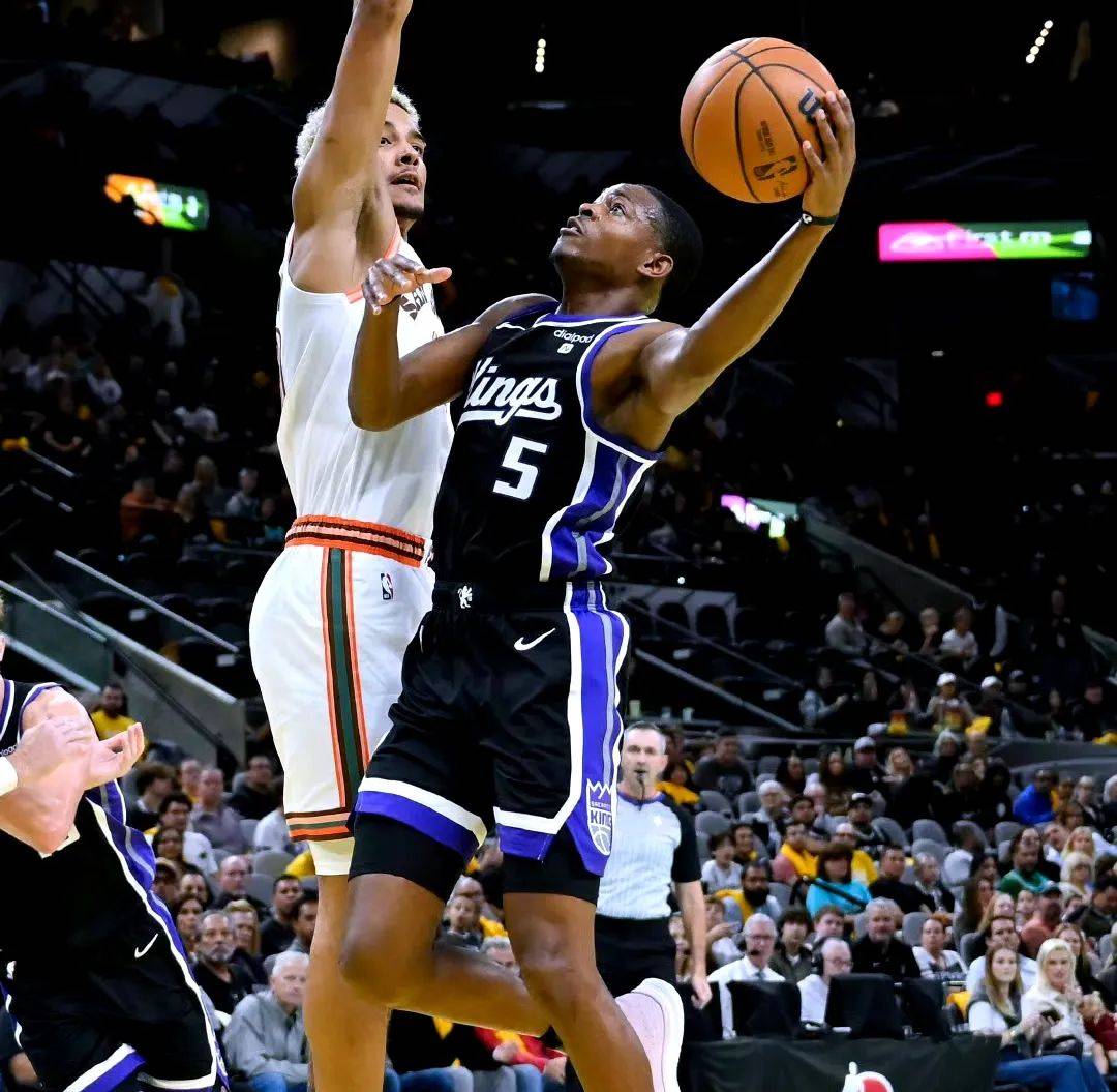 国王横扫步行者，福克斯点燃赛场